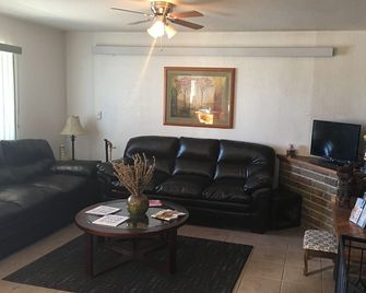 Circle S Lodge - Gering - Living room