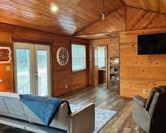 Cabin in the middle of town, near the amenities,but hidden on a dead end street. - Ashdown - Sala de estar