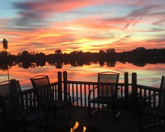Beautiful lakefront, sunsets, Golf available - - Marshall - Патіо