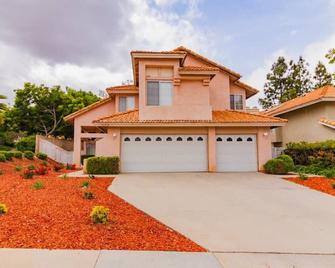 Stunning Pool Vacation Home (Newly Renovated)! - Moreno Valley - Building