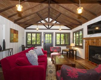 Stairway to Haven ~ Family Cabin in Monte Rio - Monte Rio - Living room
