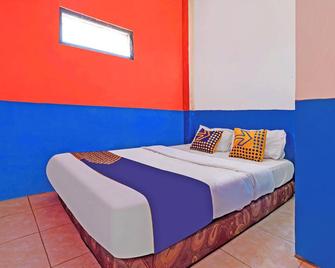 Spot On 93622 Wisma Dua Putra Syariah - Majalengka - Habitación