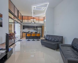 Villa Arthur La Fortuna - La Fortuna - Sala de estar