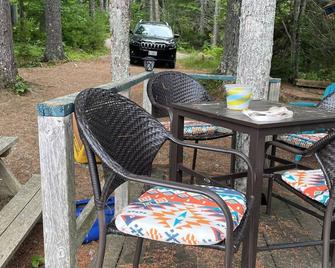 Quiet Lakeside Cabin Nestled under Huge Pine - Penobscot - Patio