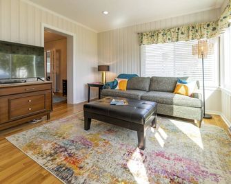 Waterfront Edenton Bay Cottage - Walk to Dtwn - Edenton - Living room