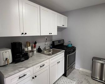 Cozy 1-Bedroom Hideaway – Comfort & Convenience - Trenton - Kitchen