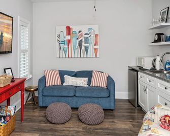 Paradox Place--Cozy Apartment on Oak Island - Oak Island - Sala de estar