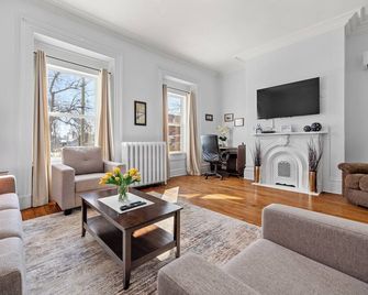 Spacious Downtown Retreat at Ole King Square - Charlottetown - Living room