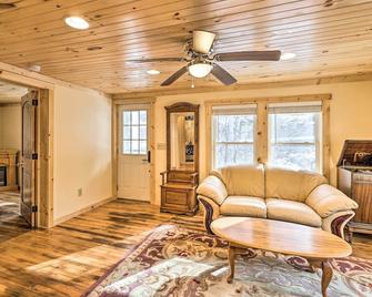 Quaint Appalachian Getaway about 2 Mi to Boone! - Boone - Living room