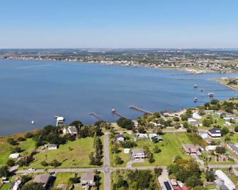 Bay views! Charming Home 1 Min Drv to Bay + Outdoor Space + Centrally Located - Dickinson - Outdoors view