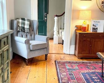 Historic Kennebunkport home only 0.3 miles to Dock Square - Kennebunkport - Living room