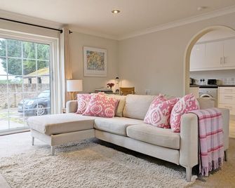 Stable Cottage - Pulborough - a cottage that sleeps 2 guests in 1 bedroom - Pulborough - Living room