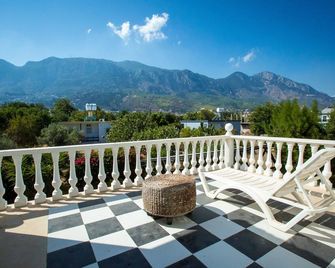 Captivating 5-bed Villa With Private Pool & Garden - Lápithos - Balkon