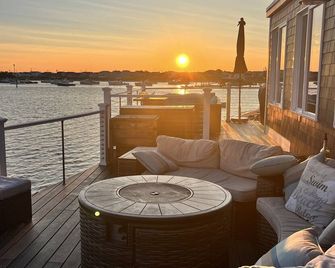 Seabrook Beach waterfront harbor home Stunning views-dog friendly - Seabrook - Balcony