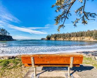 Cute Waterfront Cottage with Private Washer/Dryer & Wonderful Views of the Bay - Coos Bay - Beach