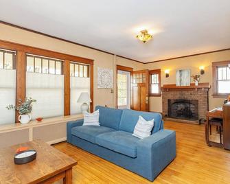 Quiet and Picturesque Riverfront 3bed House for Rent - Fort Atkinson - Living room