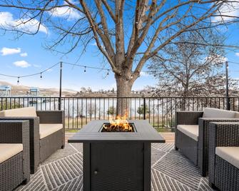 Riverview Home - walking trails - convenient location - Clarkston - Balcón