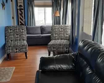 Q St. Less traffic!!! Gas grill. Rare find. Five bedroom with fenced in yard! - Seabrook - Living room