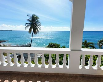 Beachfront Gated 'Beach Bliss' House, Directly On The Beach - Patillas - Balcony