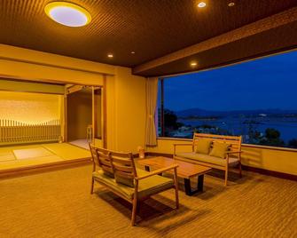Ooedo Onsen Monogatari Premium Shirahama Gyoen - שיראהאמה - מרפסת