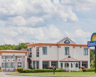 Days Inn by Wyndham Windsor Locks / Bradley Intl Airport - Windsor Locks - Building
