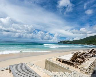 سيباستيانز أون ذا بيتش - West End - شاطئ