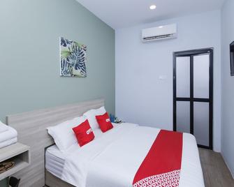 OYO 90399 Green Home Hotel Syariah - Sepang - Bedroom