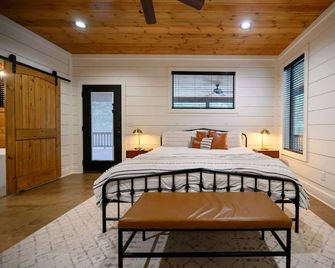 Quiet/private Cabin - Couples/family - Ideal Location - Broken Bow - Bedroom