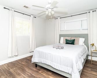 Beautiful Cozy Home away Home 5 min From Airport / Downtown Atlanta - East Point - Bedroom