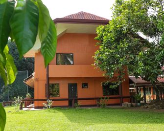 Jconfarm - Calamba - Edificio