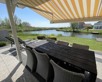 Luxuriously equipped FH / near the beach with boat launch, internet, sauna - Makkum - Patio