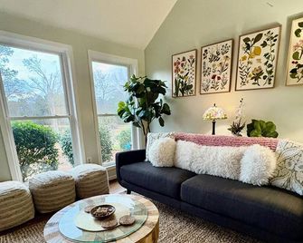 Private 13-Acre Farm Retreat with Fire Pit and Peaceful Views - Metter - Living room