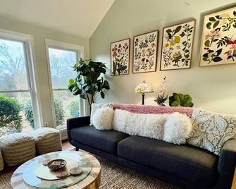 Private 13-Acre Farm Retreat with Fire Pit and Peaceful Views - Metter - Salon