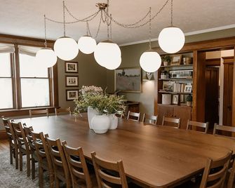 Renovated historic 7BR, 4.5-bath home in Shelby sleeping up to 14 guests. Walk to downtown shops, restaurants, bars, and brewery experiences while enjoying a cozy, spacious stay near Mansfield attractions. - Shelby - Comedor