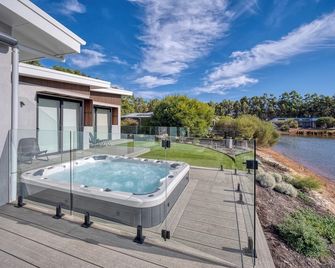 Luxury HEMP 4 x 4 house w lake view & outdoor spa, EV charger, home cinema - 윌야브럽 - 수영장