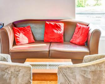 The Hotel Rafiya, Redditch - Redditch - Huiskamer