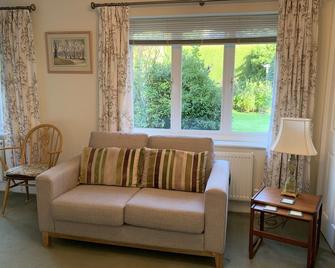 Quiet Garden Apartment In Leafy Surrey On The Edge Of Windsor Great Park - Chertsey - Living room