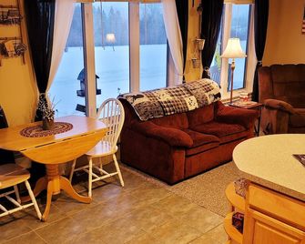 Bear Rock Suites - Colebrook - Living room