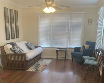 Jacki Lynn's Pocatello Cottage Home! Full house! Fenced yard! - Pocatello - Living room
