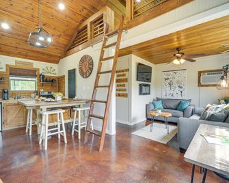 8 Mi to Dtwn Wimberley: Cabin Retreat on 5 Acres! - San Marcos