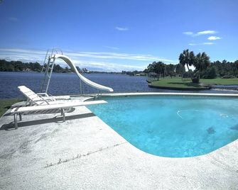 Lake Life Tiny House located on top of the water - Pool - 3 Kayaks - Beautiful! - Douglas - Bazén