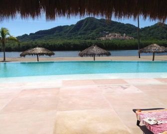 Barra de Navidad Waterfront Canal Home with Private Pool - Barra de Navidad - Alberca