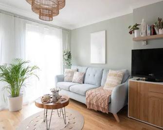 Historic Malmesbury - Delightful home with parking - Malmesbury - Living room
