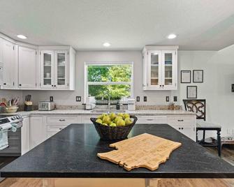 Delightful family-friendly home in the heart of WA - Olympia - Kitchen