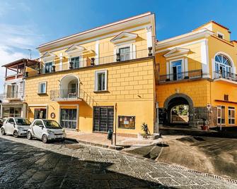 Apartment in historic building in the center and on the sea - Ischia - Building