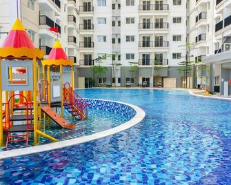 Strategic and Comfy Studio at Signature Park Grande Apartment - Yakarta - Piscina