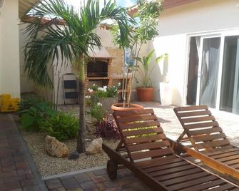 Villa Swiss Paradise with private pool - Noord - Innenhof