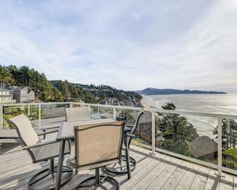 Oceanside Escape with Stunning Views Walk to Beach! - Tillamook - Balcone