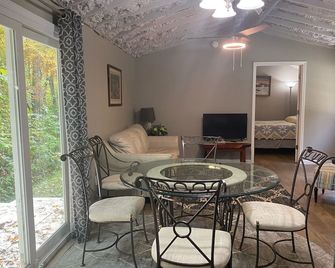 2Bedroom, 1.5Bath Cottage at Beautiful Wood Creek Lake, Near Wood creek Marina. - London - Jídelna