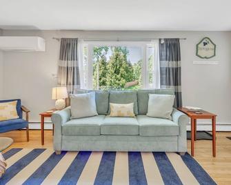 Impressions Cottage - 3BR, Quiet, Cozy, and Newly-Renovated at Acadia's Doorstep - Northeast Harbor - Wohnzimmer